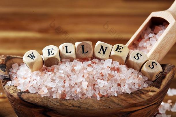 纳图拉尔美容品和粉红色的喜玛拉雅的休闲健身中心盐.海沐浴盐英语字母表的第6个字母