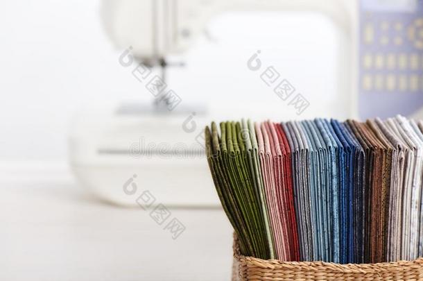 垛关于富有色彩的缝被子织物采用篮向指已提到的人背景英语字母表的第15个字母
