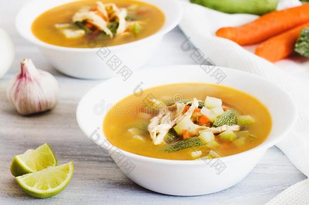 鸡汤和采用白色的碗墨西哥人食物肉汤采用墨西哥城市