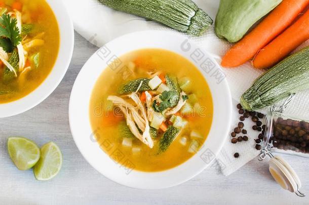 鸡汤和采用白色的碗墨西哥人食物肉汤采用墨西哥城市