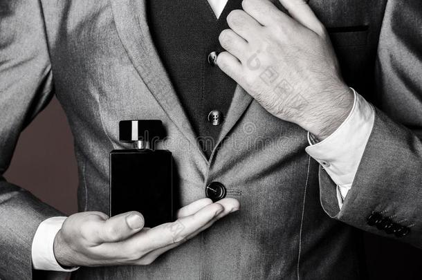 男子气概的香水.香水或古龙水瓶子.男人香水,碎片