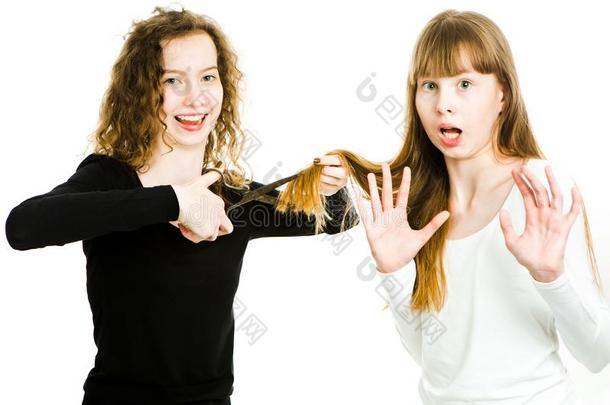 两个女儿和亚麻色的头发和剪刀,num.一出行向将切<strong>开头</strong>发