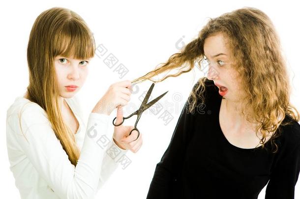 两个女儿和亚麻色的头发和剪刀,num.一出行向将切开头发