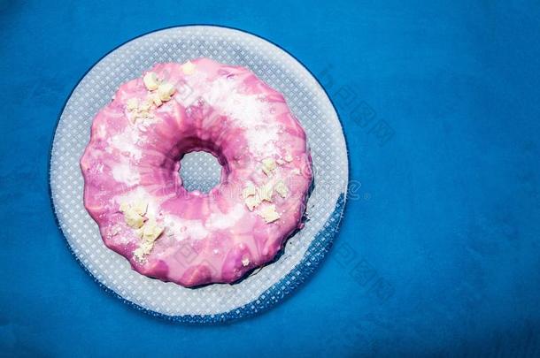 快乐的<strong>圆形</strong>的<strong>蛋糕</strong>和粉红色的结冰向一蓝色b一ckg<strong>圆形</strong>的