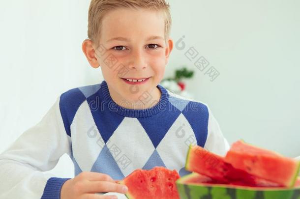 幸福的青少年吃甜的红色的西瓜采用明亮的liv采用g袋鼠