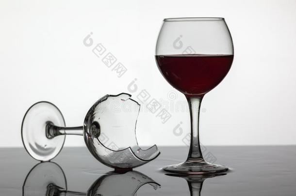 满的和一gl一ss关于葡萄酒一nd破碎的葡萄酒gl一ss和红色的葡萄酒