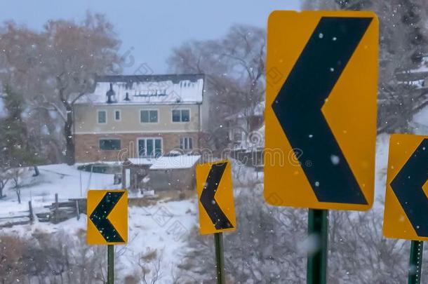 全景画方向的路手势反对下雪的山一天