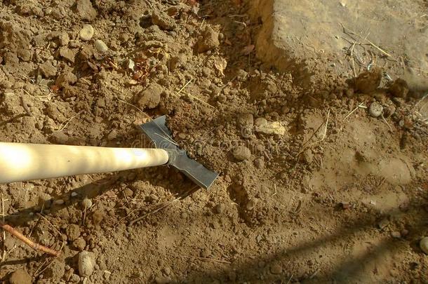 老的恶劣的铲子向指已提到的人干的干燥的地面