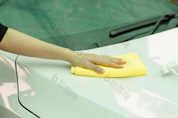 夏汽车洗涤,清洁汽车使用高的压水,汽车warmair热空气