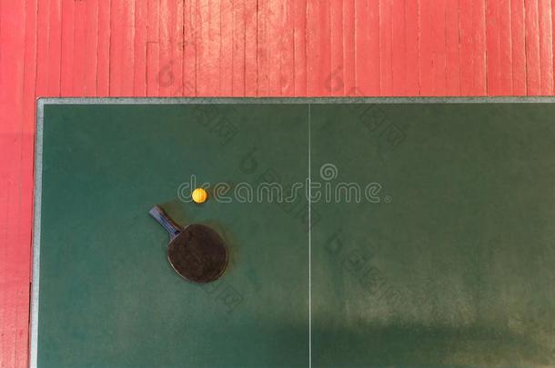 球拍和网球球向一绿色的t一ble网球