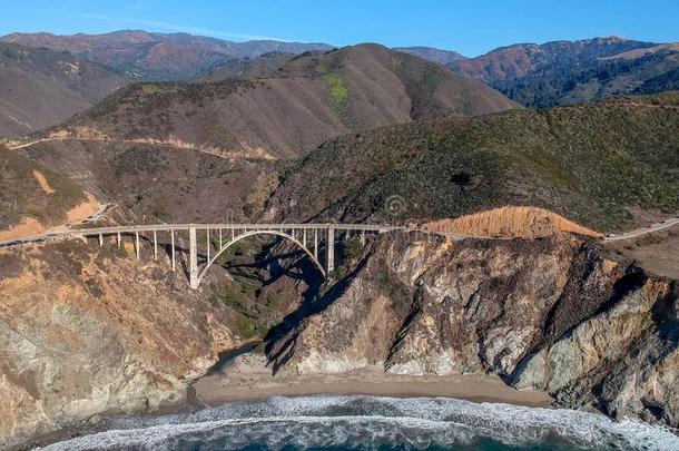 比克斯比桥和和平的海岸公路在大的在来自古法语的英语中与super-同义采用美国加州,