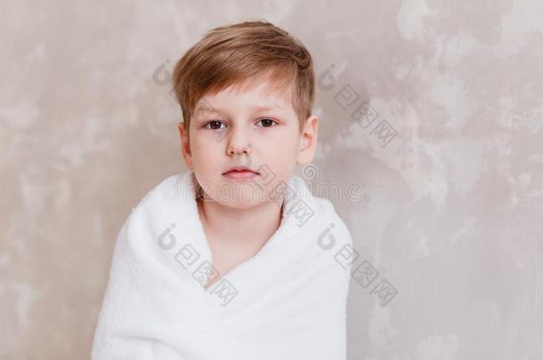 num.五年老的高加索人种的漂亮的男孩有包装的采用白色的毛巾布毛巾int.看