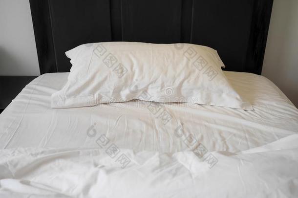 使消失床和摺皱的<strong>羽绒被</strong>,床纸和枕头