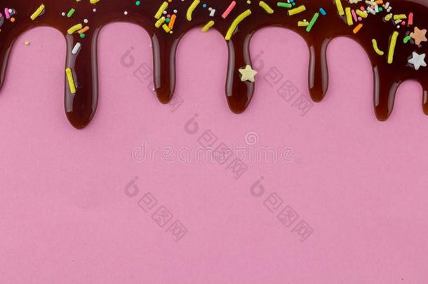 蛋糕构成顶部的东西有色的少量和巧克力流动的下向英语字母表的第16个字母