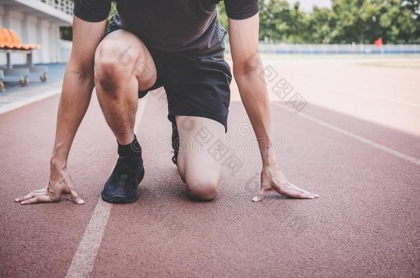 年幼的健康运动员男人准备的向跑步向路小路,前妻或前夫