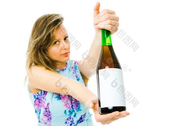 一女人展映瓶子关于红色的发火花的葡萄酒和空白的标签