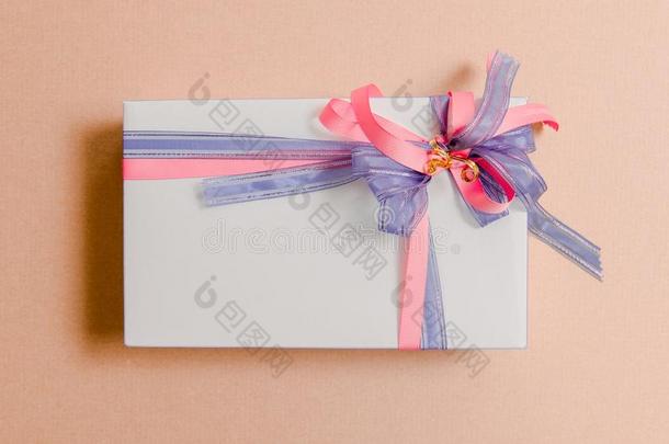 奢侈盒系和蓝色和粉红色的带向粉红色的背景