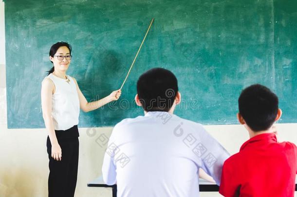 教师教学采用教室和黑板背景