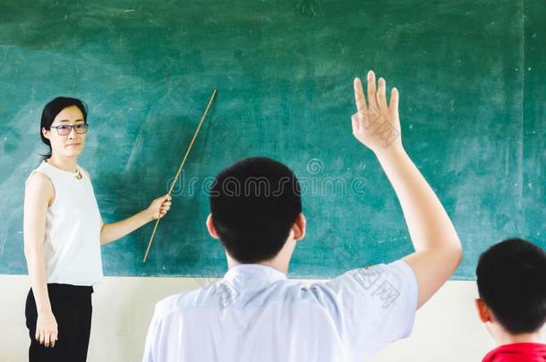 教师教学采用教室和黑板背景
