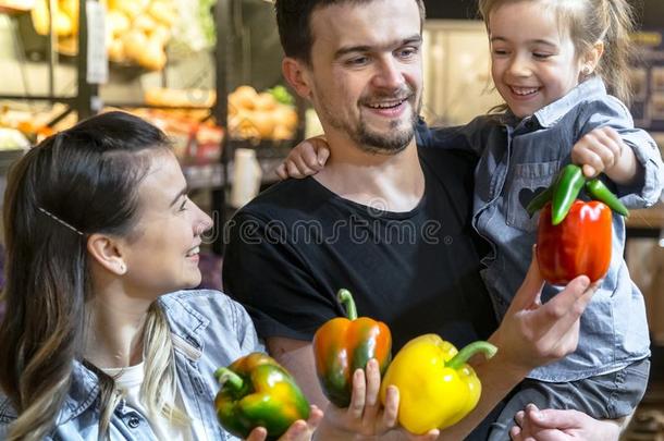 幸福的家庭购买蔬菜.欢乐的家庭关于num.三挑选