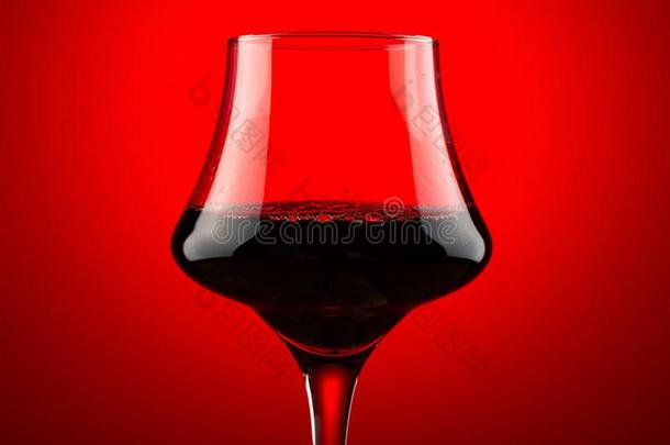 从背后照亮的杯子关于红色的葡萄酒关在上面