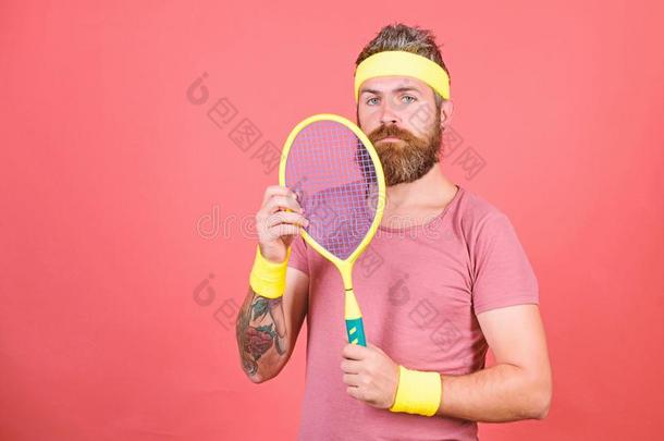 运动员低到臀部的拿住网球球拍采用手红色的背景.比赛