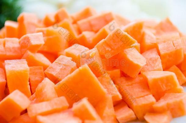 胡萝卜将切成小方块.桔子胡萝卜立方形的东西.刨切的ââ胡萝卜s.桔子.