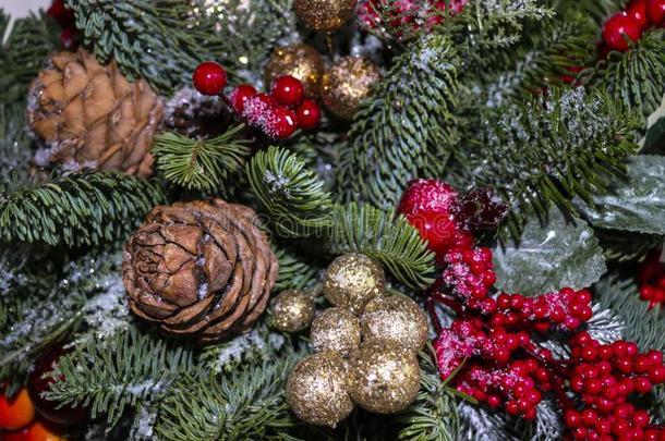 圣诞节作品关于松树树枝,金色的圣诞节装饰