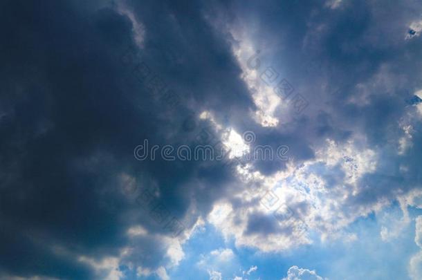 美丽的抽象的蓝色天风景背景和壁纸