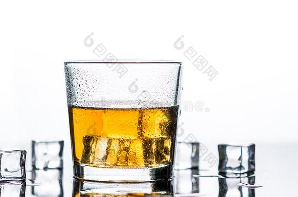 <strong>威士忌</strong>酒,<strong>威士忌</strong>酒或波旁<strong>威士忌</strong>和冰