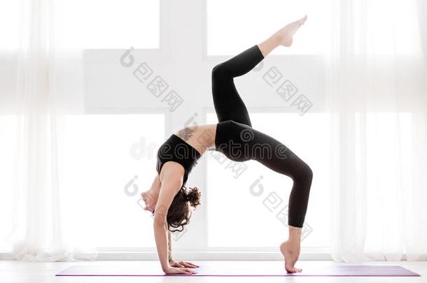 年幼的女人做瑜伽锻炼在家