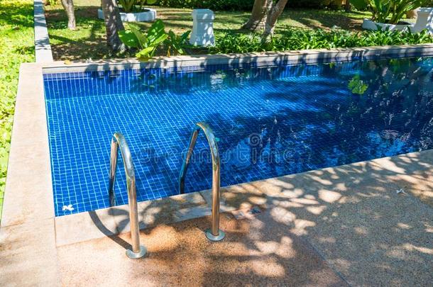 游泳水池采用旅馆在热带的求助