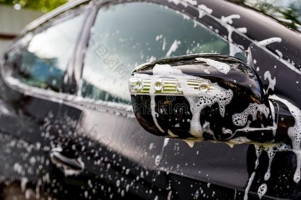 户外的汽车洗.温和的汽车洗涤.现代的汽车大量的在旁边肥皂