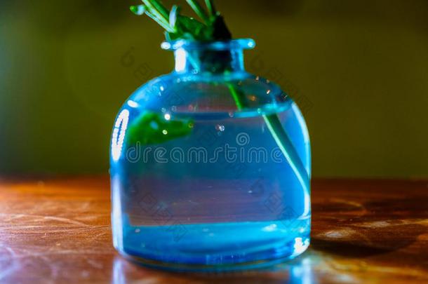 瓶子和蓝色水和花冒蒸汽里面的向桌面