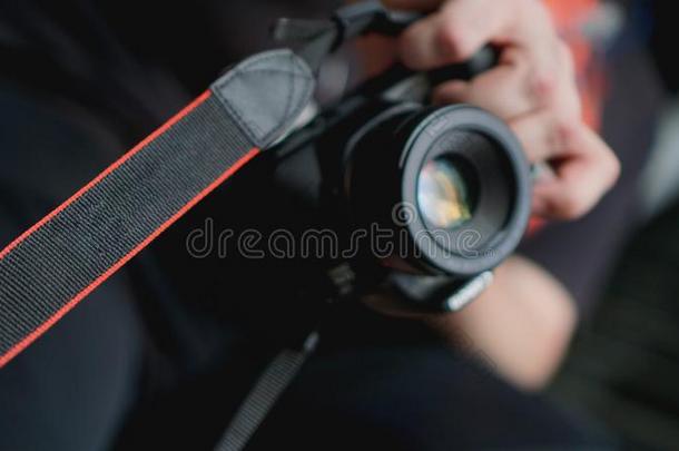 男人摄影师保存照相机.摄影师观念
