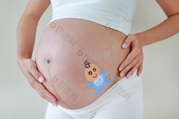 关在上面<strong>大</strong>的<strong>胃</strong>关于怀孕的女人描画的幸福的婴儿
