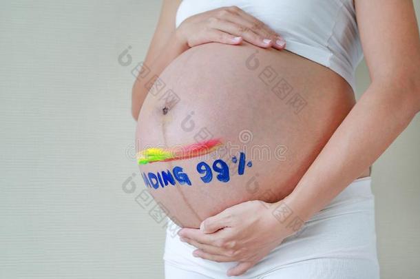 怀孕的女人和单词装货99%.观念描画的向孕妇