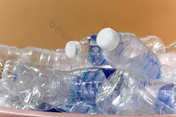 可循环再用的垃圾关于玻璃塑料制品瓶子采用垃圾b采用.
