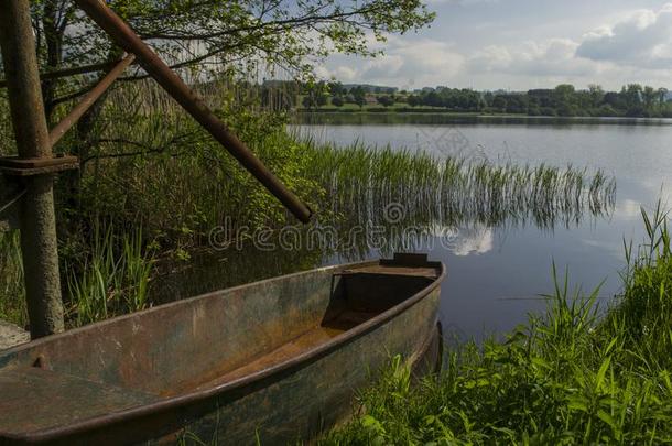风景和一老的小船,池塘一d草地