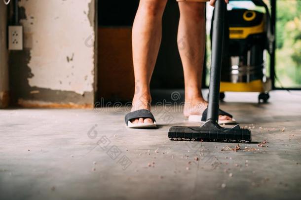 人木头支架使人疲乏的拖鞋使用真空清洁剂里面的指已提到的人房屋