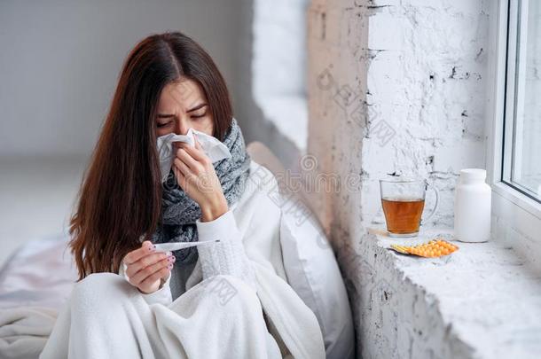 恶心的女人赶上寒冷的,感觉疾病和打喷嚏采用纸winter冬天