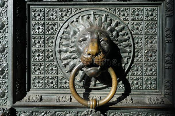 门门环采用指已提到的人形状关于一狮子`英文字母表的第19个字母he一d