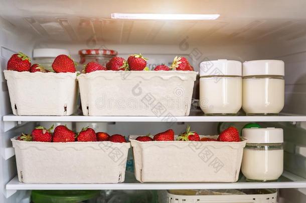 冰箱架子和有机的多汁的草莓采用<strong>个人简历</strong>回收利用