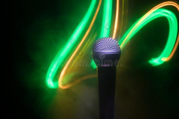 扩音器卡拉OK,音乐会.声音的听觉的microphone麦克风采用低的光和