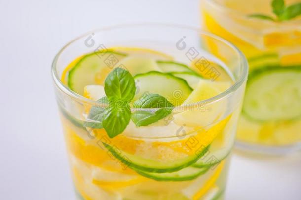 使人精神焕发的夏喝和柠檬,姜,新鲜的黄瓜和英语字母表的第13个字母