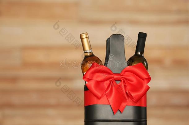 节日的包装和瓶子关于葡萄酒反对变模糊背景