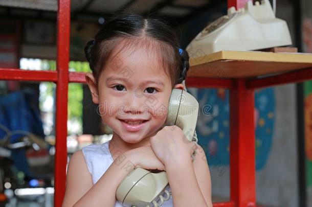 漂亮的小的亚洲人小孩女孩讲话向指已提到的人制动火箭teleph向e