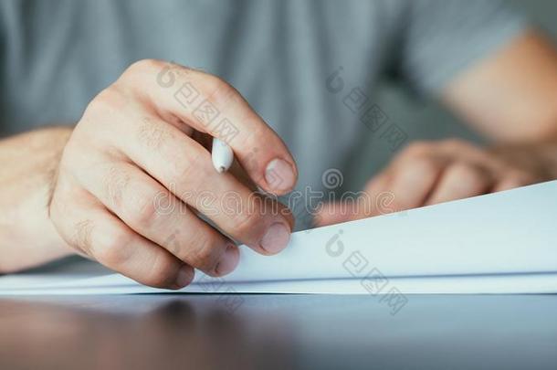 法律的文档文书工作男人签署合同