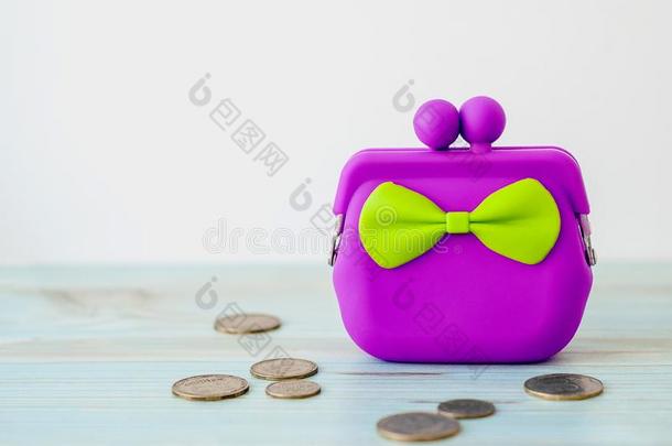 紫色的现金钱包向木制的背景.装载钱包