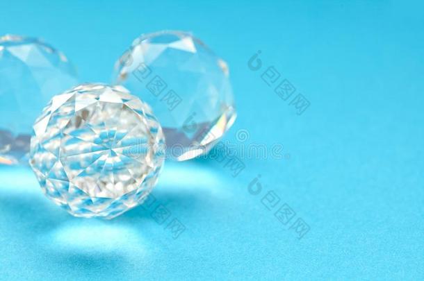 抽象的钻石石头向蓝色背景.美丽的结晶Turkey土耳其
